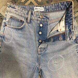 Brand Zara, straight leg. High waited and button up waist line